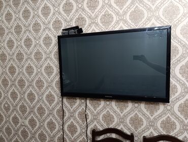 часы с экраном: Телевизор Samsung, диагональ ориентировочно 40–43". Плоская панель