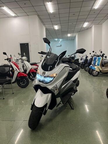 скутер купить: 150cc Ön tərəfində LED fənərləri olan ağ və boz rəngli skuter. Geniş