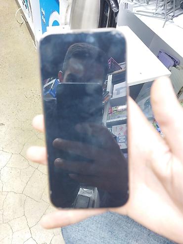 Smartfon – tam ekranlı, şüşə ön panel və düzbucaqlı dizayn - Böyük