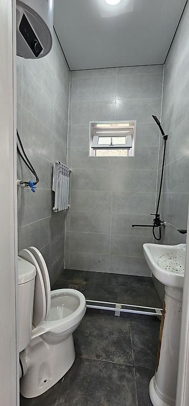 Продажа коттеджей и домов: . Продаётся отличные полдома 50кв.м в Кызыл-аскере на участке 1,5 — 17