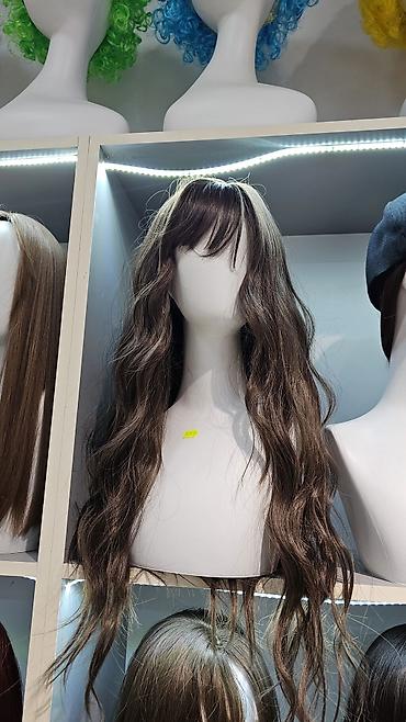 Парикмахеры: Предлагается широкий ассортимент париков, представленных в различных — 4