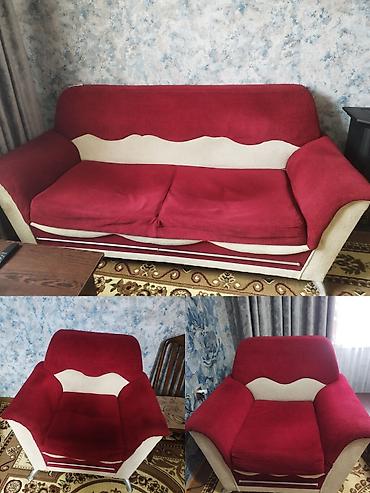 divan ustu: Qırmızı-krem rəng palitrasında yumşaq mebel dəsti: 1 divan + 2 kreslo — 1
