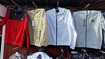 Šuškavci: Muške lagane vetrovke sa kapuljačom - Model: vetrovke na rajsferšlus — 2