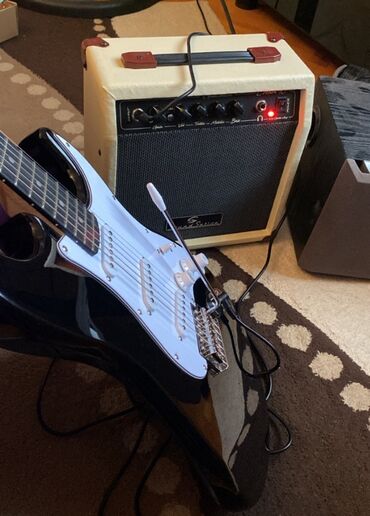 Звуковое оборудование: Elektrik gitara + kombinasiyalı gücləndirici - Gitara: Strat