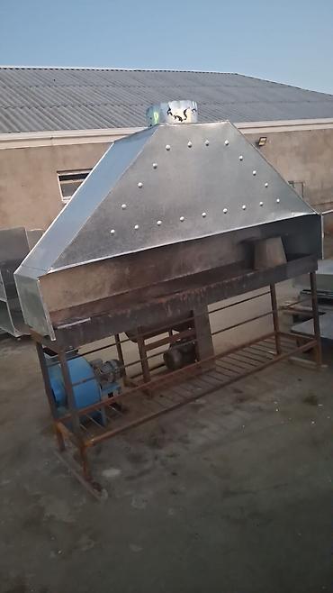 Sənaye tipli havalandırma başlığı və iş masasından ibarət tüstü/sorma