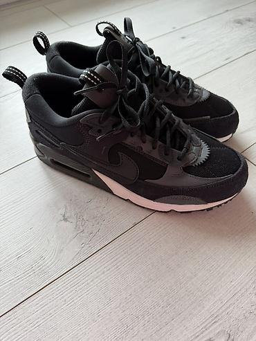 koji je ovo model patika: Nike unisex patike – crne -Velicina: 38. - Model sa vidljivim Air — 3