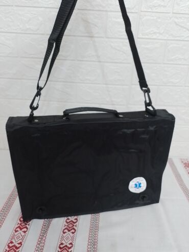 mona torba za laptop: Torba za lap-top, nova imam vise komada. 
Boja crna