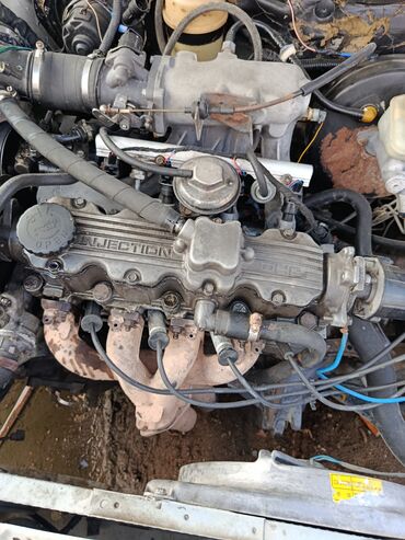 opel astra h radiator: Opel avtomobil mühərriki. Mühərrikin üzərində İNJECTİON yazısı var