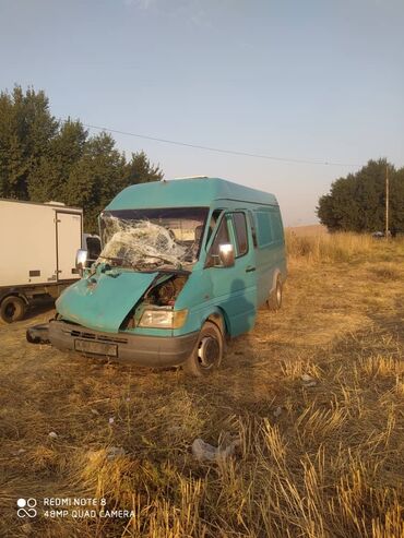 продаю связи с переездом: Грузовой фургон Mercedes-Benz Sprinter, окрашенный в бирюзовый цвет, с