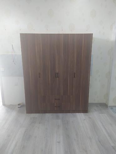 Üç qapılı paltar dolabı – ağac teksturalı, tünd qoz rəngində