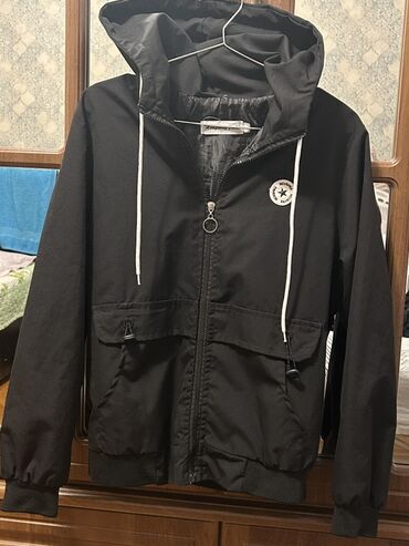 весенняя мужская верхняя одежда: Qara rəngli kapüşonlu yüngül küləkkeçirməz gödəkcə. - Önü tam