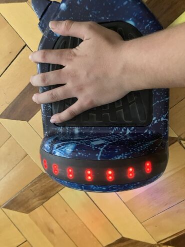 Göydənmə mavisi rəngdə, mərmər naxışlı hoverboard. Modellər arasında