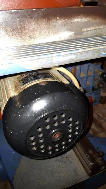 Uqlorezlər: Ölçü və kəsmə işləri üçün elektrikli gön (mitre) mişarı - Güc bloku — 2