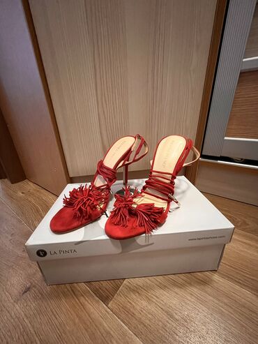 дешево обувь: Босоножки Ivanka Trump заставляют оглянуться всех, кто ценит