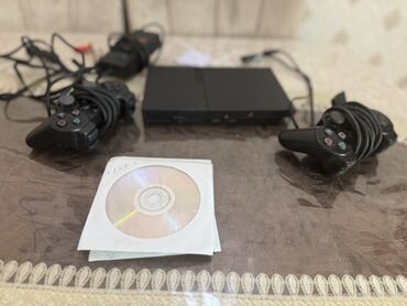 PS2 & PS1 (Sony PlayStation 2 & 1): Qara rəngli PlayStation 2 oyun konsolu, iki ədəd idarəetmə pultu