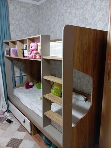 купить детскую двухъярусную кровать: Двухъярусная кровать из древесных материалов с интегрированными