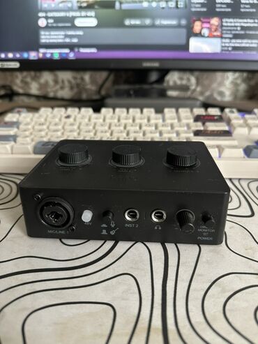 наушники с микрофоном на одно ухо для компьютера: Fifine Ampli SC1 Компактный USB аудиоинтерфейс черного цвета с тремя