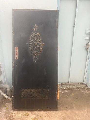 Потолок: Metall qapı – dekorativ döymə ornamentli, klassik dizayn. - Material