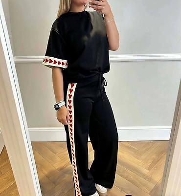 Gornji i donji deo: Ženski komplet trenerke – majica + široke pantalone - Model — 2