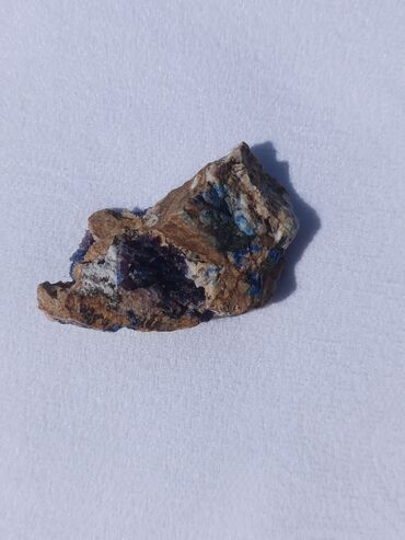 Kristali i minerali: Ovaj prirodni mineralni uzorak prikazuje kombinaciju zemljanih tonova — 3
