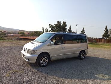 Mercedes-Benz: Gümüşü rəngli Mercedes-Benz Vito minivan. Bu modelin dizaynı həm şəhər — 8