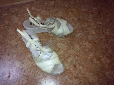 обувь женская: Босоножки кожаные на платформе, размер 39, покупала в Плазе, удобные