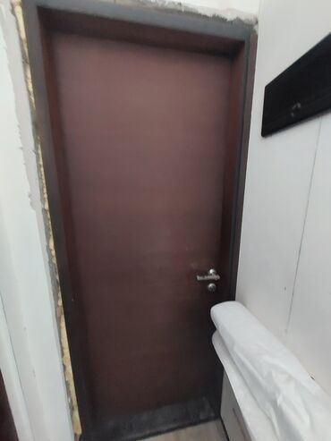Otaq qapıları: Ağac materialdan hazırlanmış tək qapı. Qəhvəyi rəngdədir və müasir