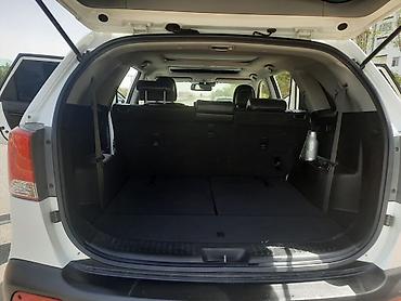 Kia: Kia Sorento TLX, ağ rəngli, 5 qapılı SUV. Xüsusiyyətlər və təchizat — 8