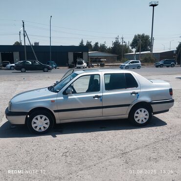 продаю авто мерс: Серебристый седан Volkswagen Jetta с четырьмя дверями, предназначенный