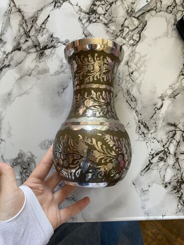 ваза стеклянная прозрачная высокая без узора: 100 manat(real alıcıya endırım olunur)Qedımı Hindistan qabıdır tecili