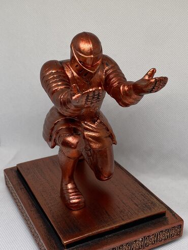 статуэтки: Статуэтка Держатель для ручки бронзового цвета☄️ идеально подойдет