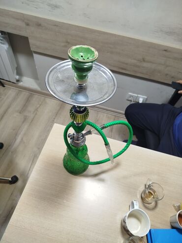 Yaşıl rəngli, şüşə qablı bu qəlyan metal və keramik elementlərlə