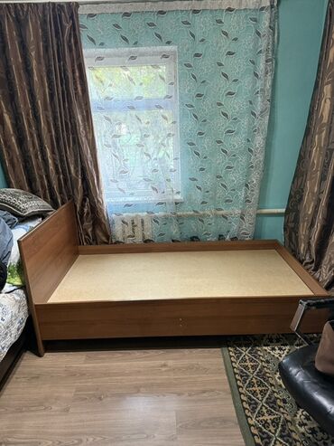 маленький сейф: Односпальная кровать б/у без матраса. Характеристики: - Размер