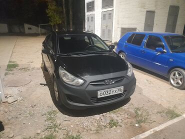 разбор тракторов: Черный седан Hyundai салярис. Передний бампер автомобиля имеет