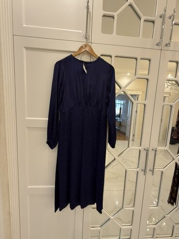 голубые женские костюмы: Qadın paltarı – tünd lacivərt rəngdə, zərif naxışlı parça. - Model