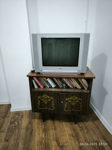 TV altlığı: Köhnə televizor və onun üçün nəzərdə tutulmuş, qapıları olan, üzərində
