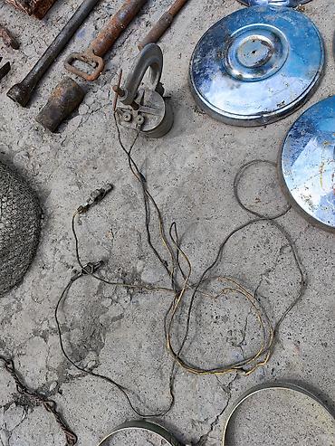 Наборы инструментов: Большой набор инструментов, включающий разнообразные ручные — 8