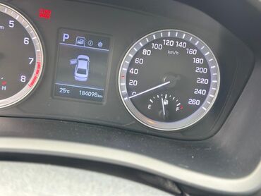 Hyundai: Предлагается к продаже серебристый седан Hyundai Sonata. Автомобиль с