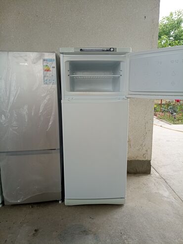 бытавой техника: Холодильник Indesit, Б/у, Двухкамерный, 60 * 140 *