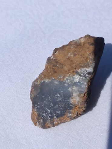 Kristali i minerali: Ovaj prirodni mineralni uzorak prikazuje kombinaciju zemljanih tonova — 21