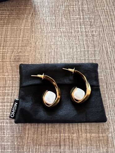 miu miu eynek: MISHO “Mini Crest Hoops” sırğaları - Material: qızıl örtüklü metal -