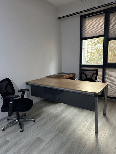 Ofis dəst mebeli: Çox təcili satılır.Ofis mebeli hamısı bir yerdə 600 azn. Laminat deyil — 5