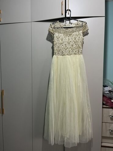 коктейльное платье с длинным рукавом: Нарядное вечернее/коктейльное платье длины миди в нежном