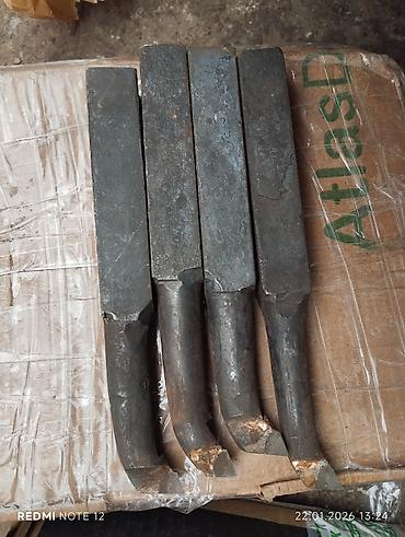 Инструменты для авто: Предлагается набор различных металлических гаечных ключей. В — 25