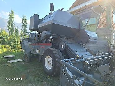 Зерноуборочные комбайны: Зерноуборочный комбайн Ростсельмаш. - Полноразмерная жатка с — 3