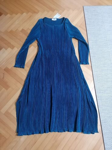haljina univerzalna ara: Univerzalna 42/44/46
Dužina 120 cm.
Širina kod grudi 60 cm