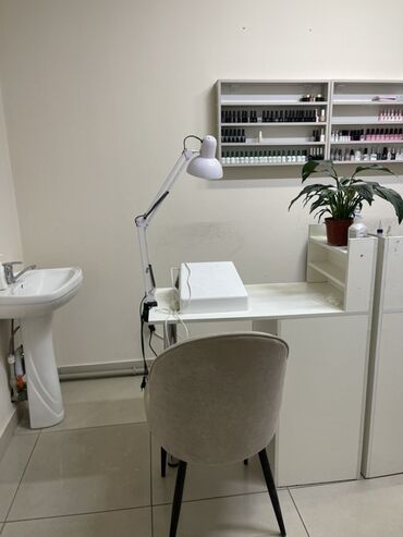 закройный стол: Сдается маникюрный столик по 7000 сомовцентре города Имеются лампа