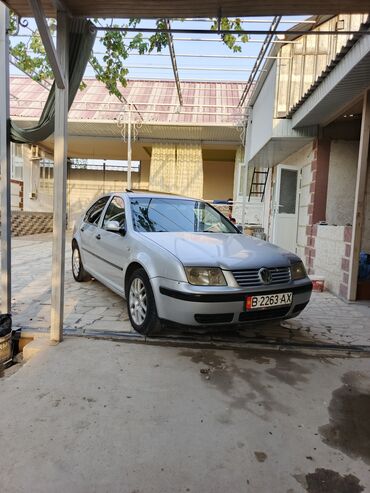 спец машина: Элегантный седан Volkswagen Jetta серебристого цвета, представленный в