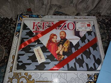 Комплекты постельного белья: Продам 2 постельных набора фирмы Kenzo. В один набор входит: 1 — 11