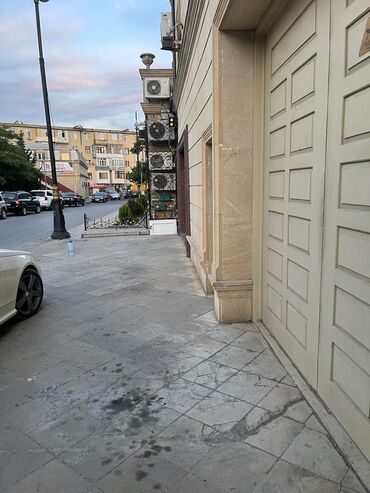 Kirayə qaraj: 236 nömrəli məktəbin qabağı. İşlək və mərkəzi küçədir. Yola baxır. Hər — 5